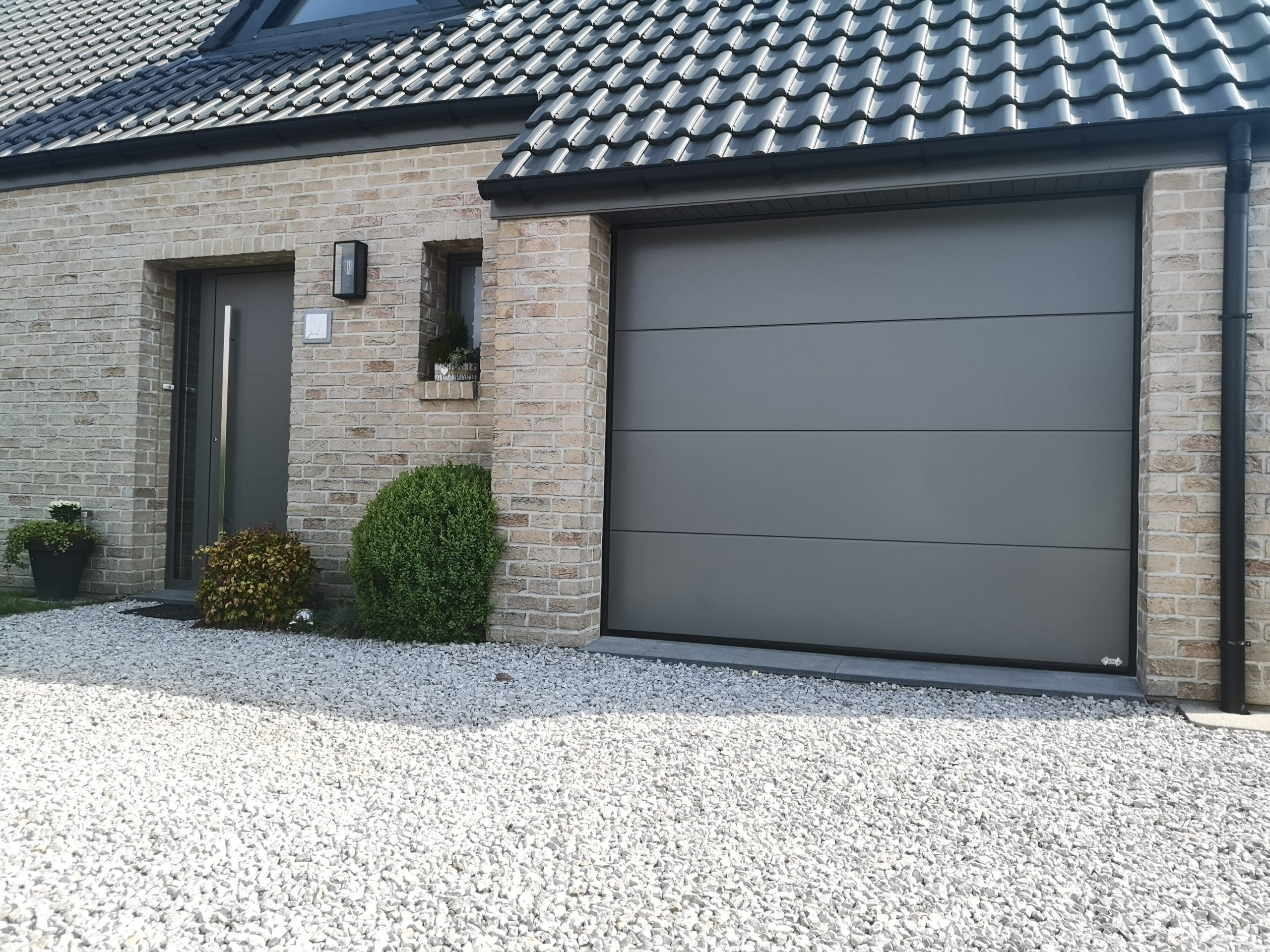 porte garage sectionnelle grise maison scaled